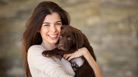 mujer follando con perro|Impresionante perro se folla a una preciosa jovencita